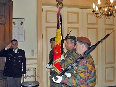 Le Drapeau et son escorte