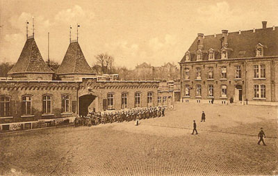 Carte postale de 1935 avec vue de la cour intérieure et mouvement de troupes